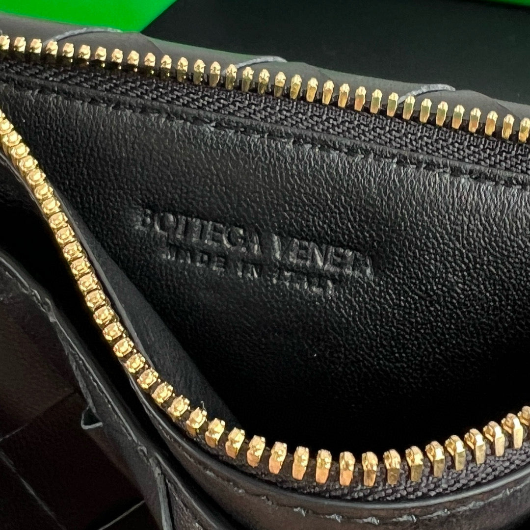 BV ANDIAMO ZIPPERED CARD CASE