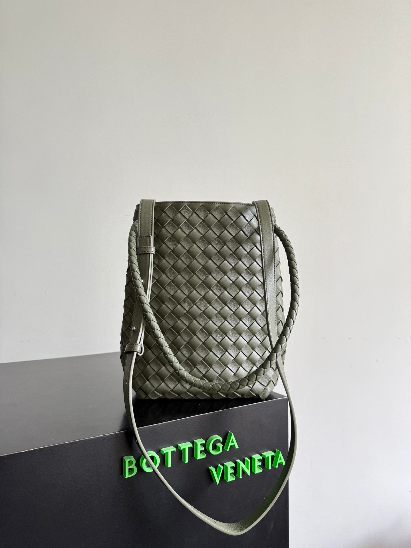 BOTT V ANDIAMO BUCKET BAG