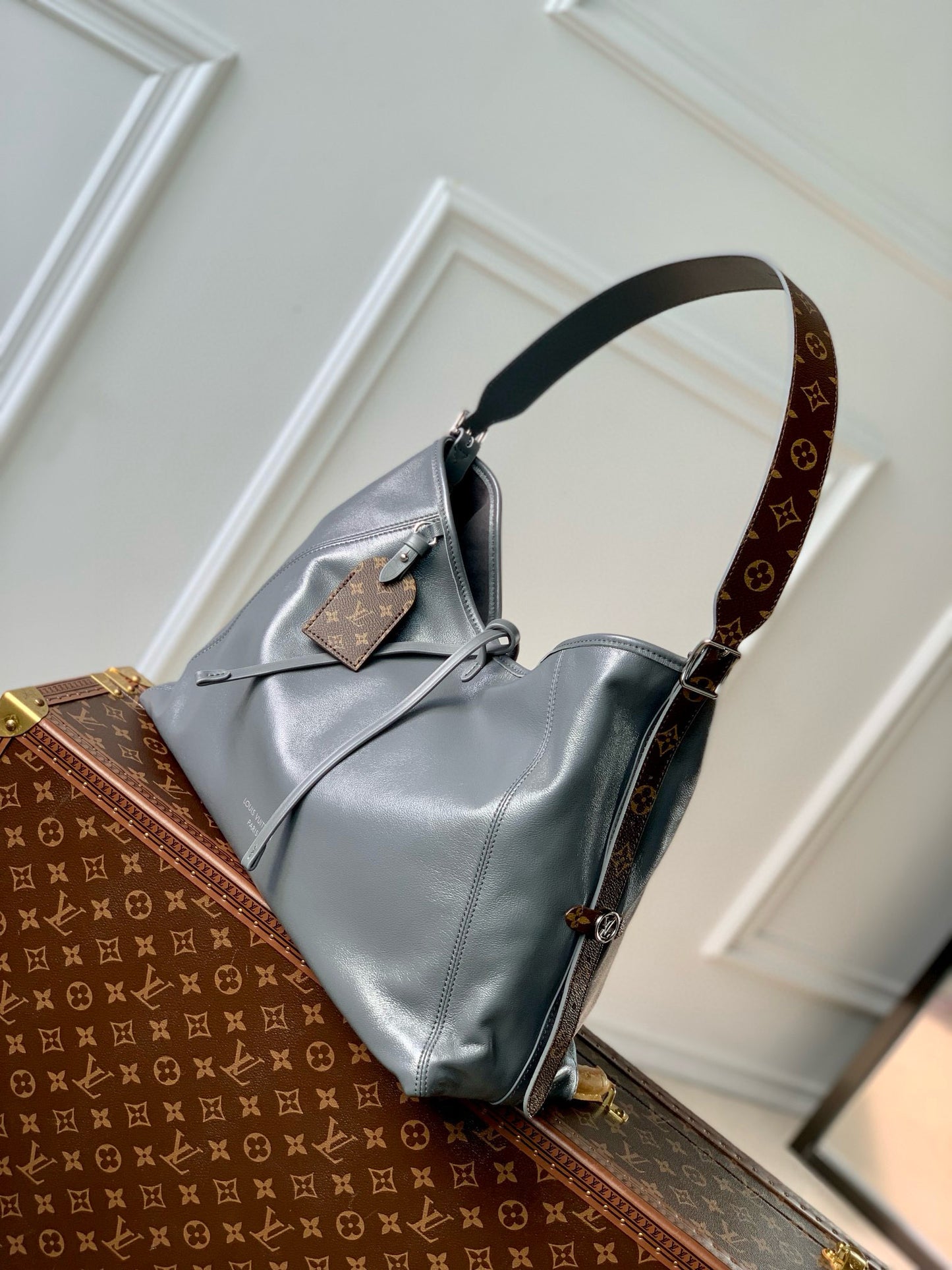 LOU CARRYALL VIBE MM BAG