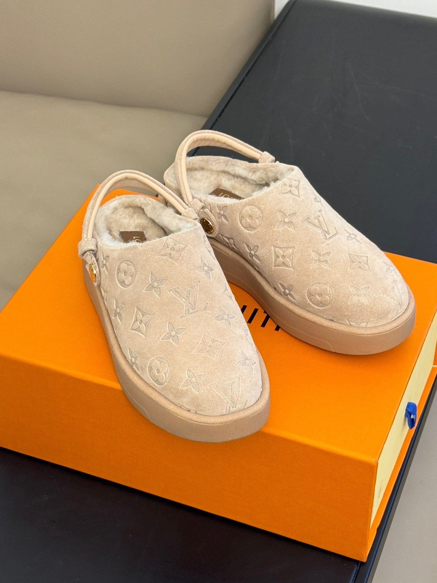 LOU ASPEN CLOGS
