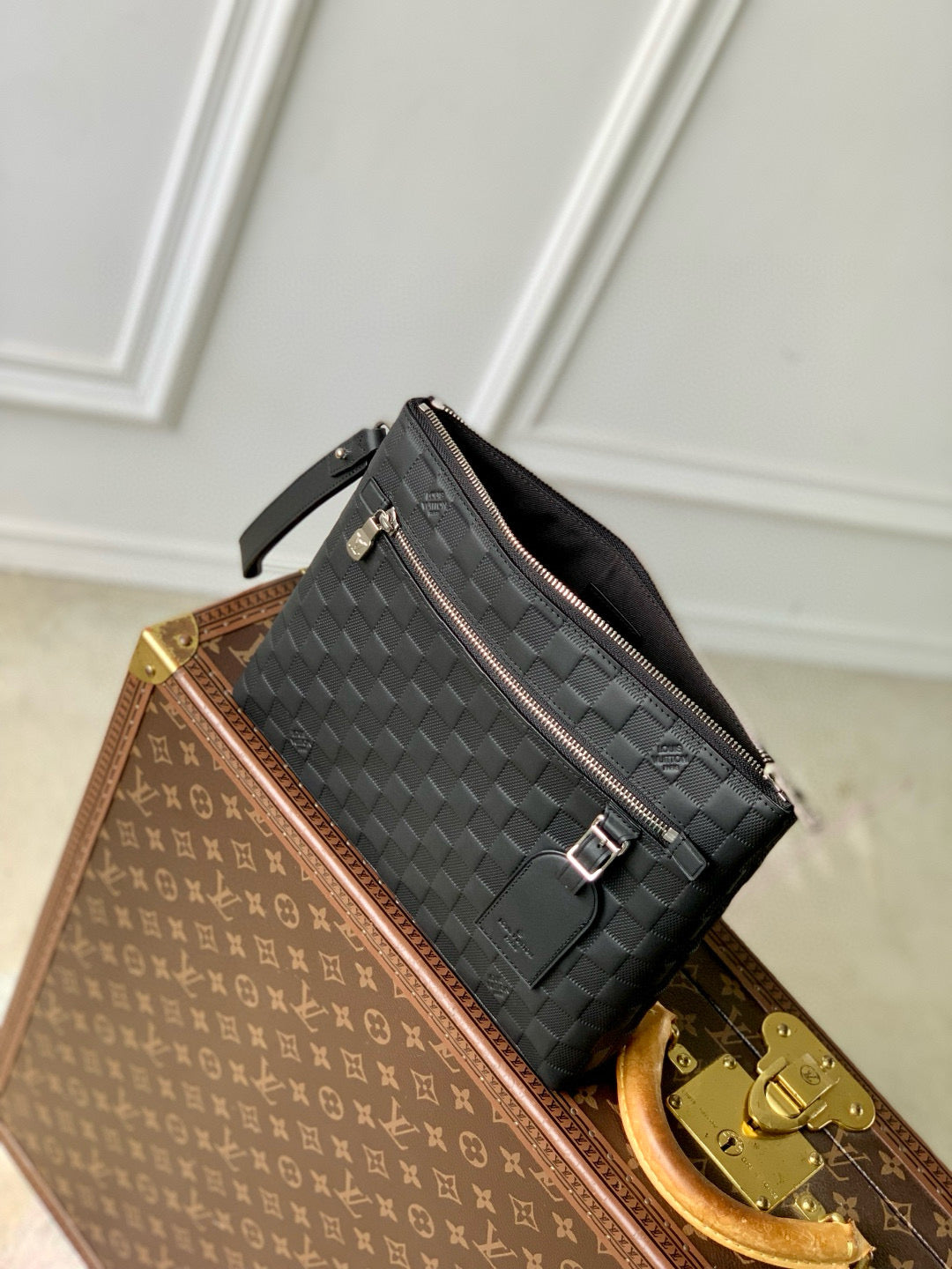 LOU TAKEOFF POUCH