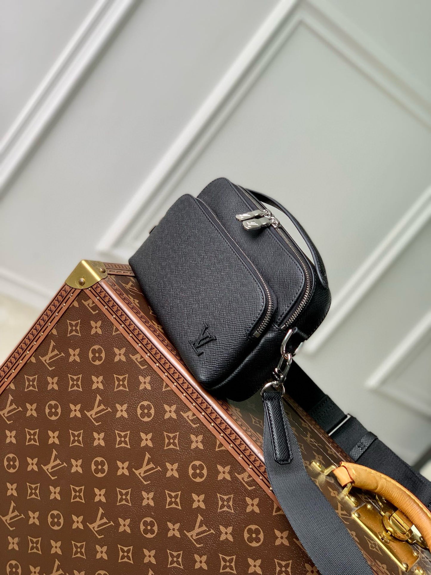 LOU AVENUE MESSENGER BAG