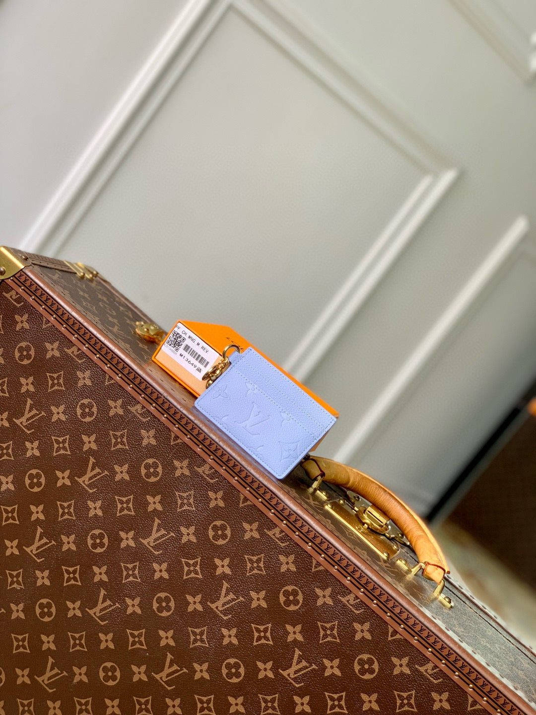 LOU CHARMS CARD HOLDER