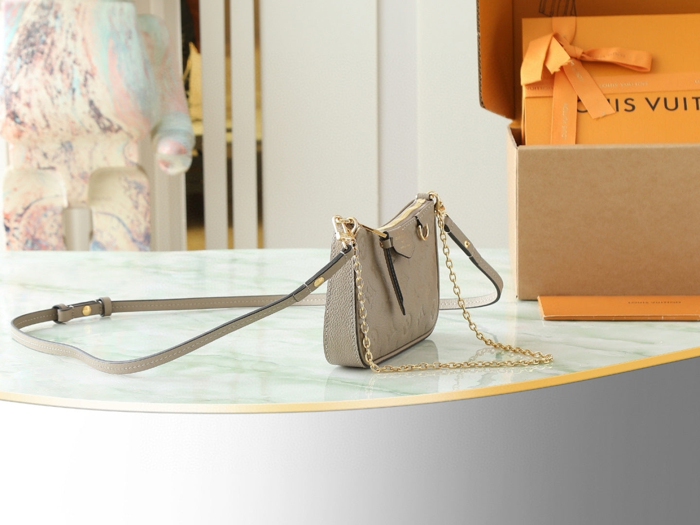 LOU EASY POUCH ON STRAP