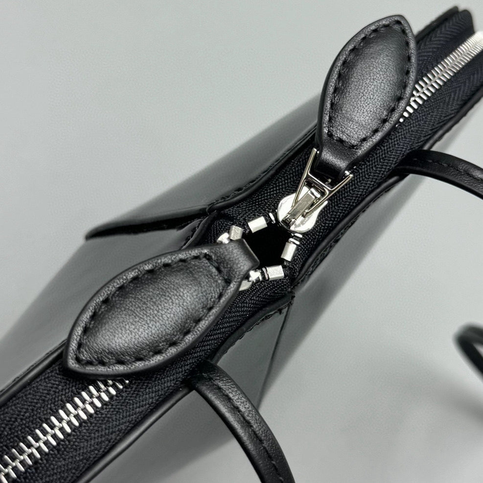 ALAIA LE COEUR BAG
