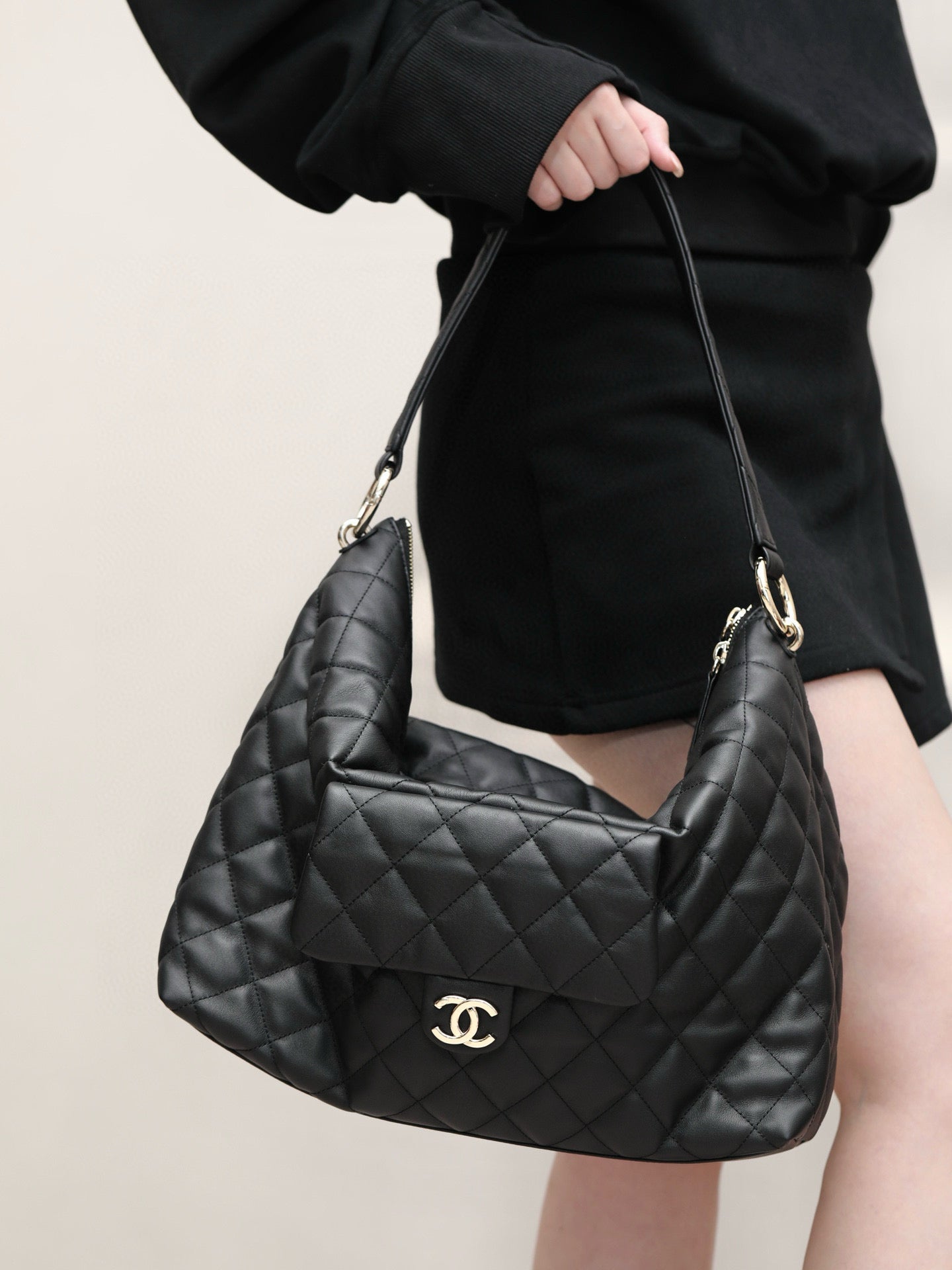 CC 23B MAXI HOBO BAG