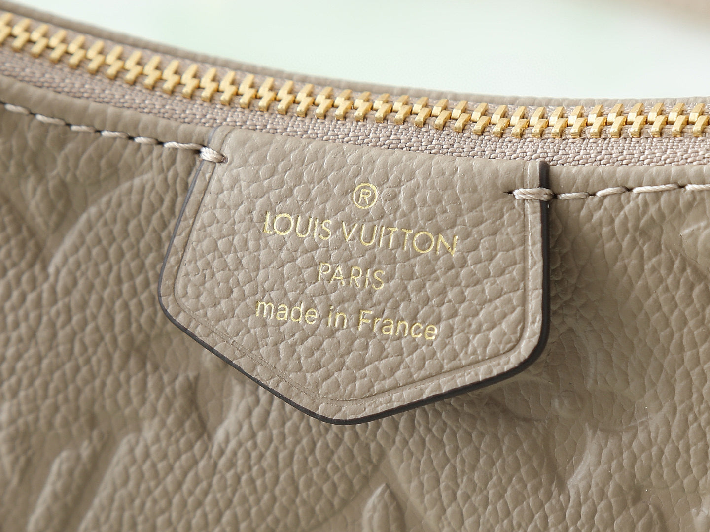 LOU EASY POUCH ON STRAP