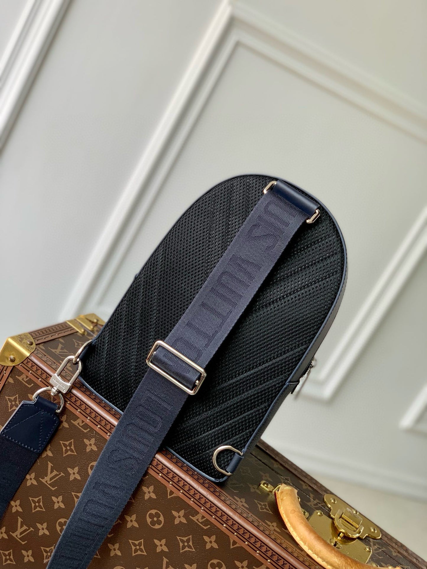LOU PILOT SLINGBAG
