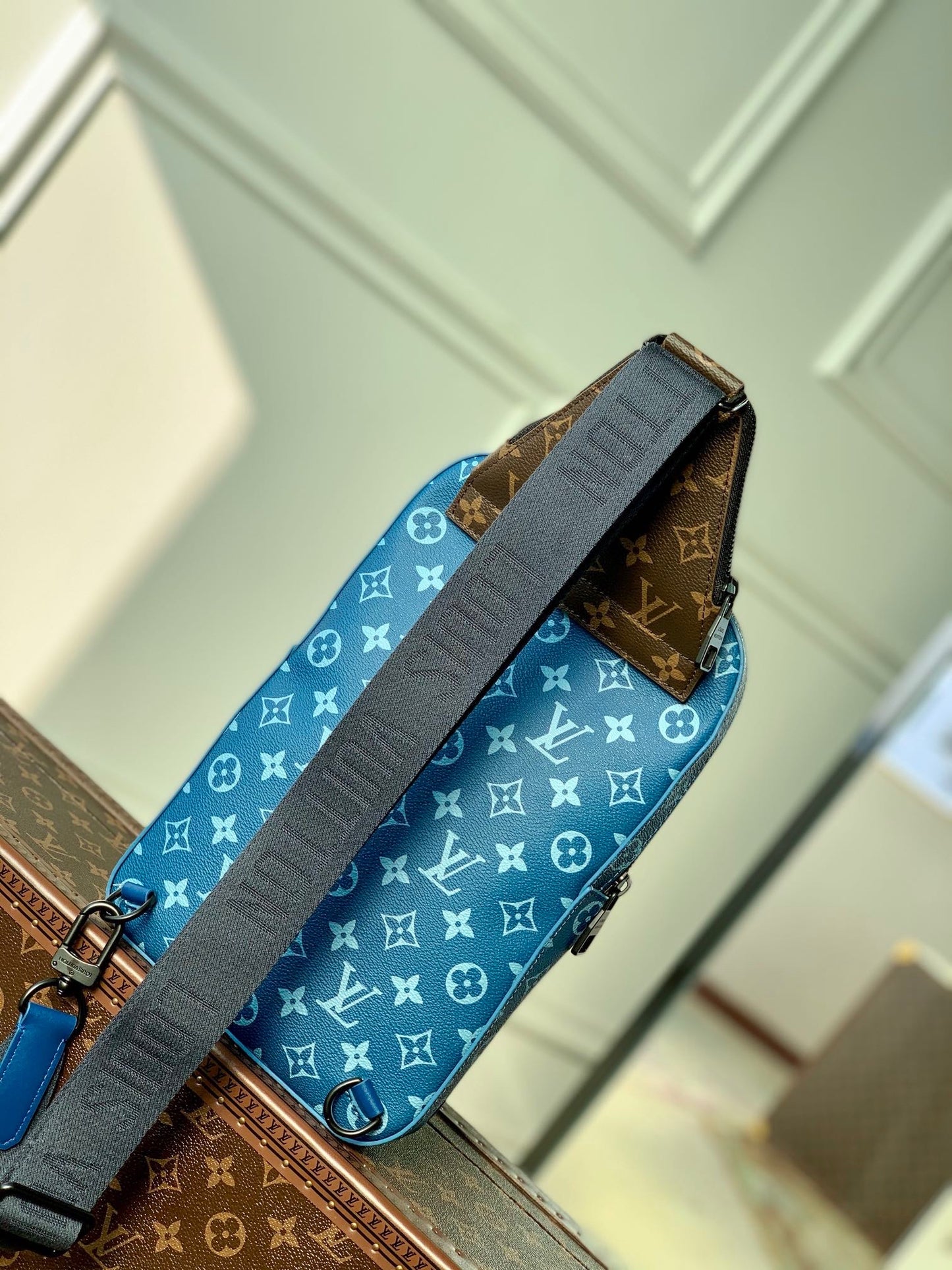 LOU NM AVENUE SLINGBAG