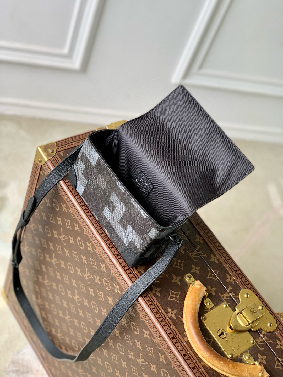 LOU STEAMER WEARABLE WALLET