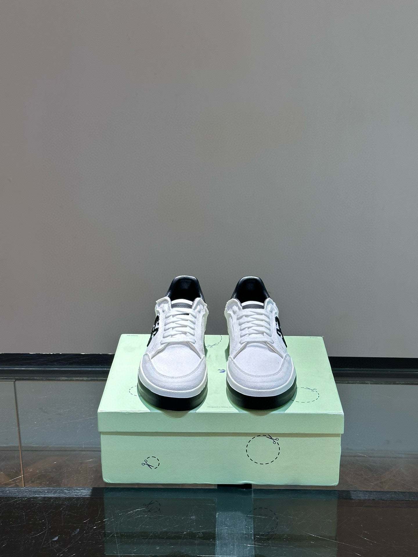 OFF W TRAINERS
