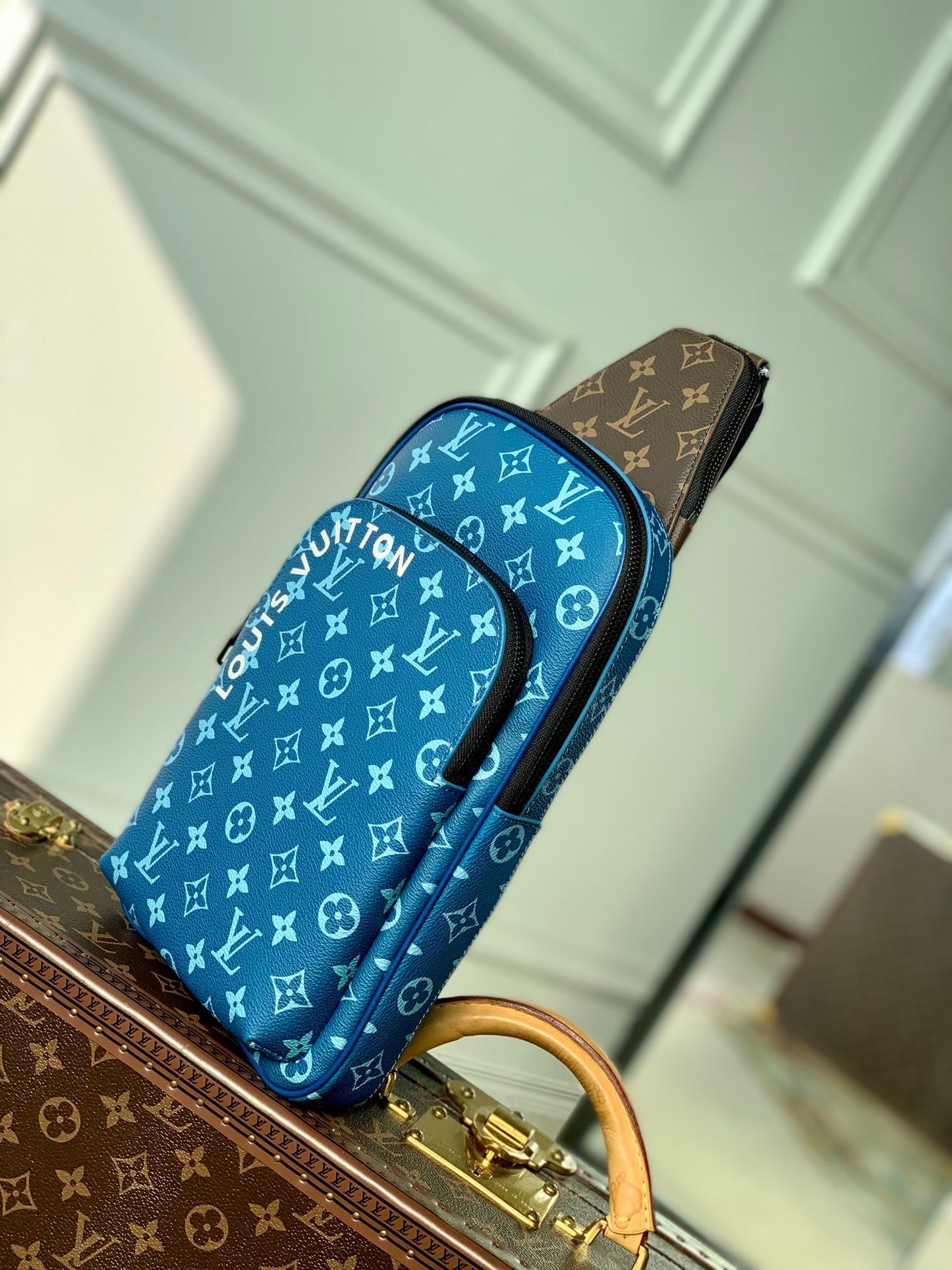 LOU NM AVENUE SLINGBAG