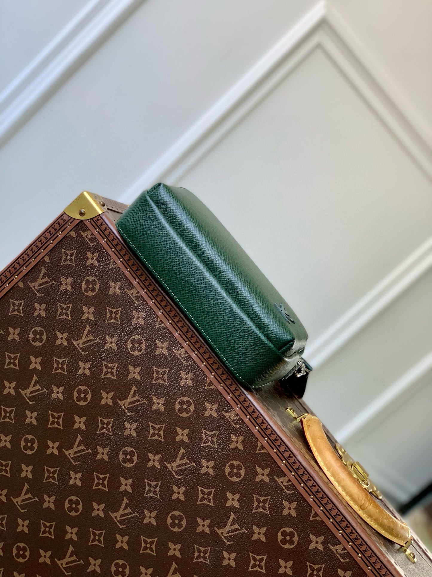 LOU AVENUE MESSENGER BAG
