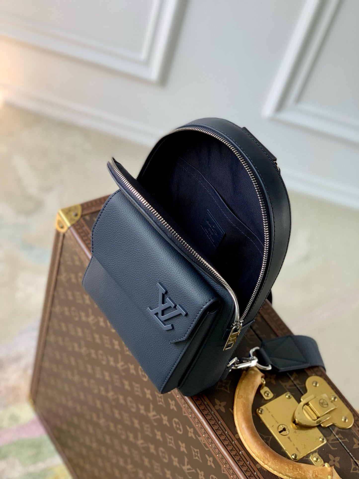 LOU PILOT SLINGBAG