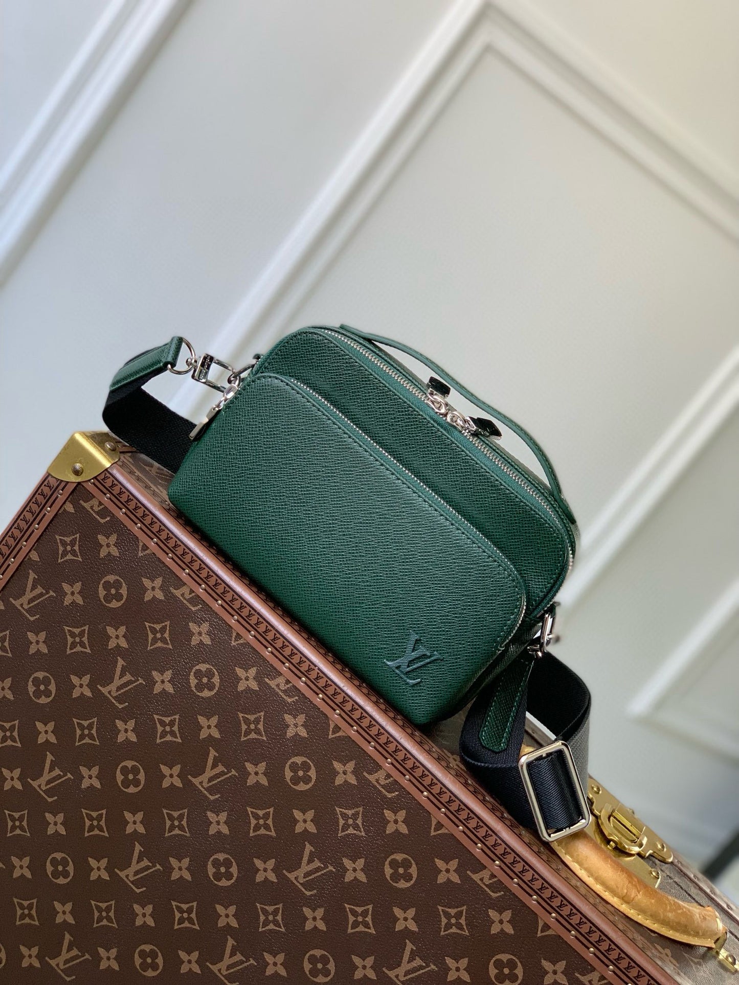 LOU AVENUE MESSENGER BAG