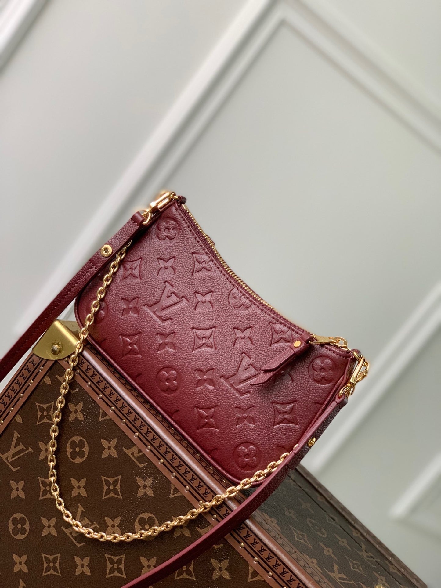 LOU EASY POUCH ON STRAP