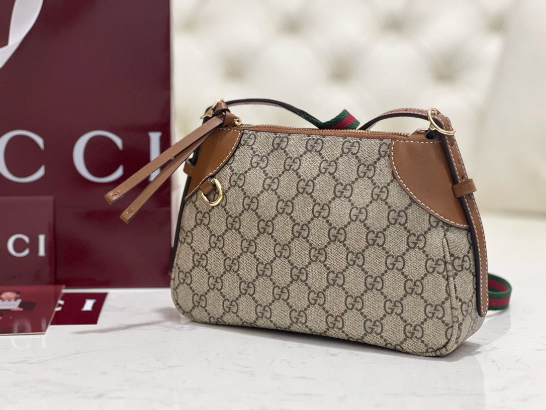 GG EMBLEM SMALL SHOULDER BAG