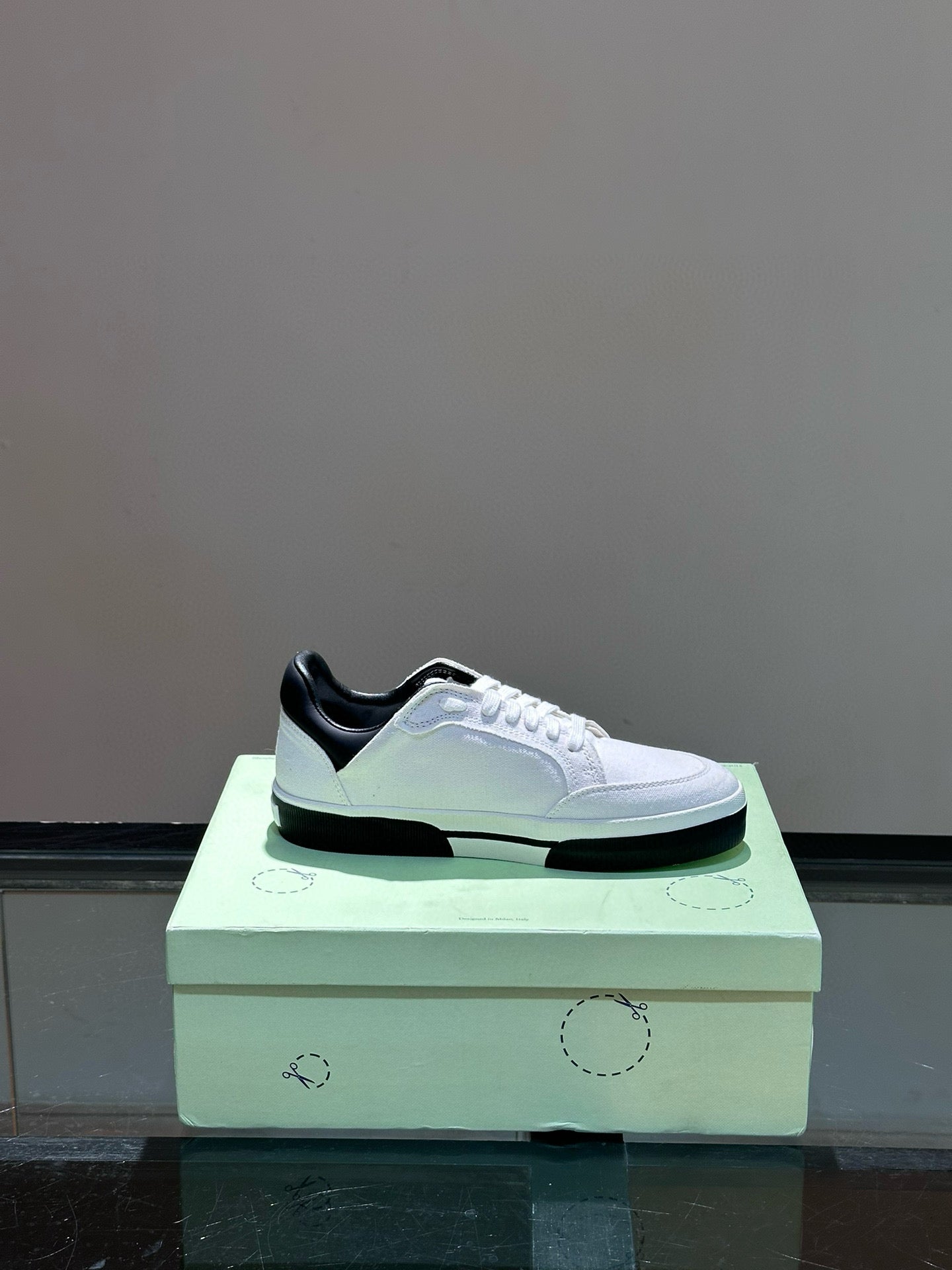 OFF W TRAINERS