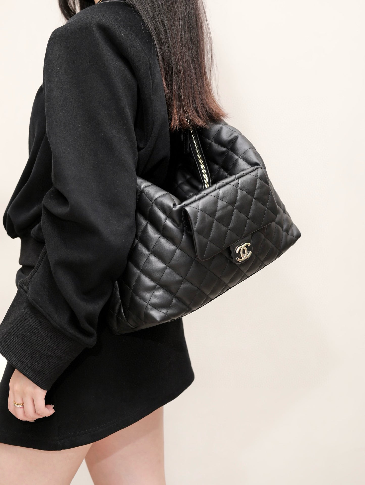 CC 23B MAXI HOBO BAG