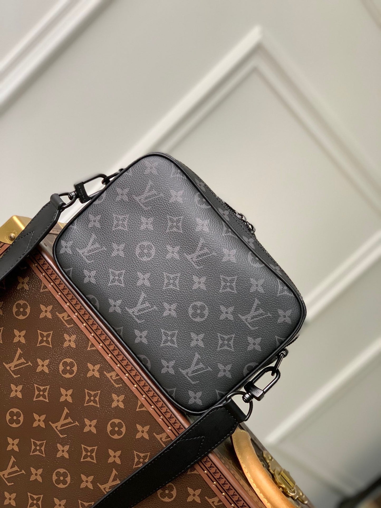 LOU STEAMER MESSENGER BAG
