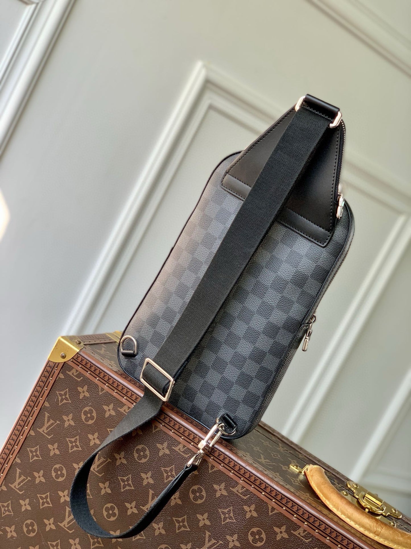 LOU AVENUE PM SLING BAG