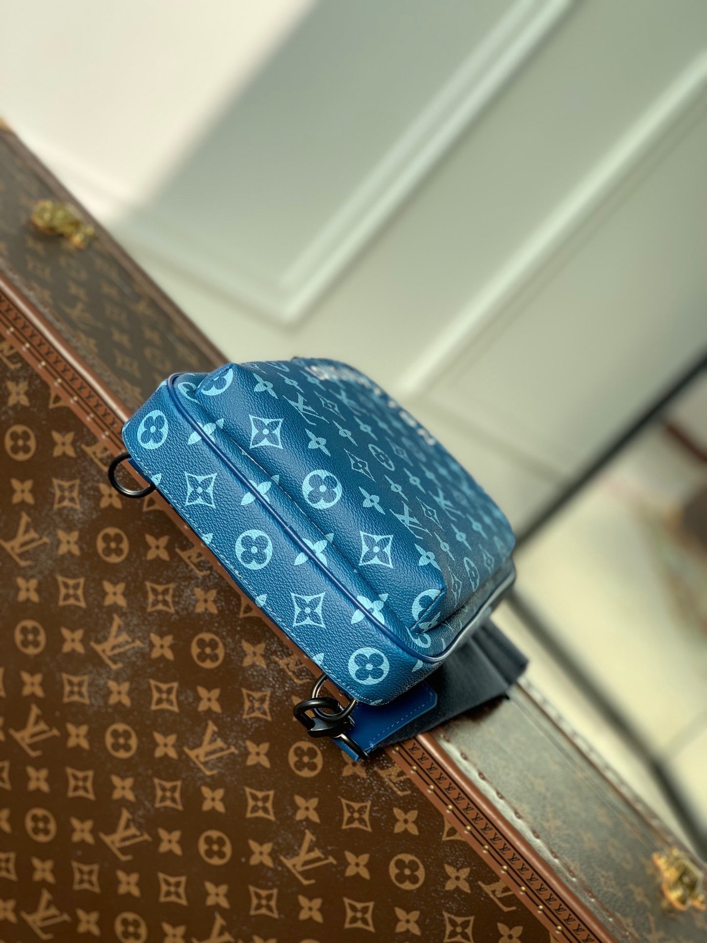 LOU NM AVENUE SLINGBAG