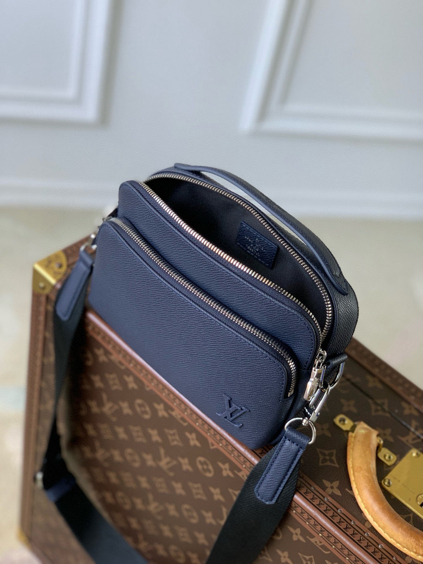 LOU AVENUE MESSENGER BAG