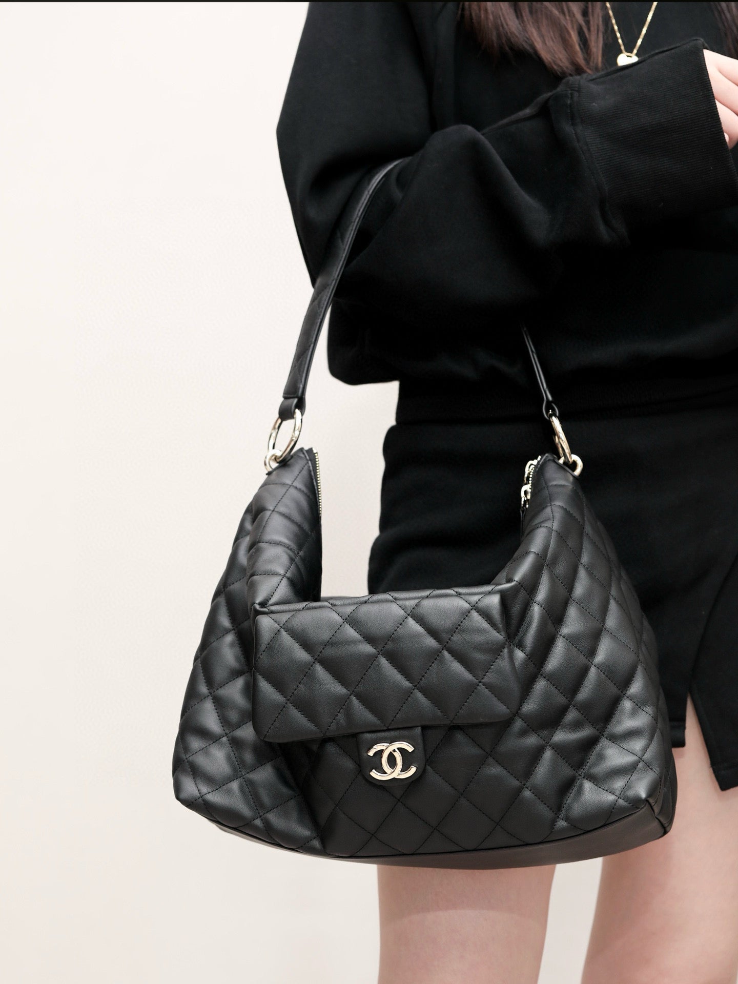 CC 23B MAXI HOBO BAG