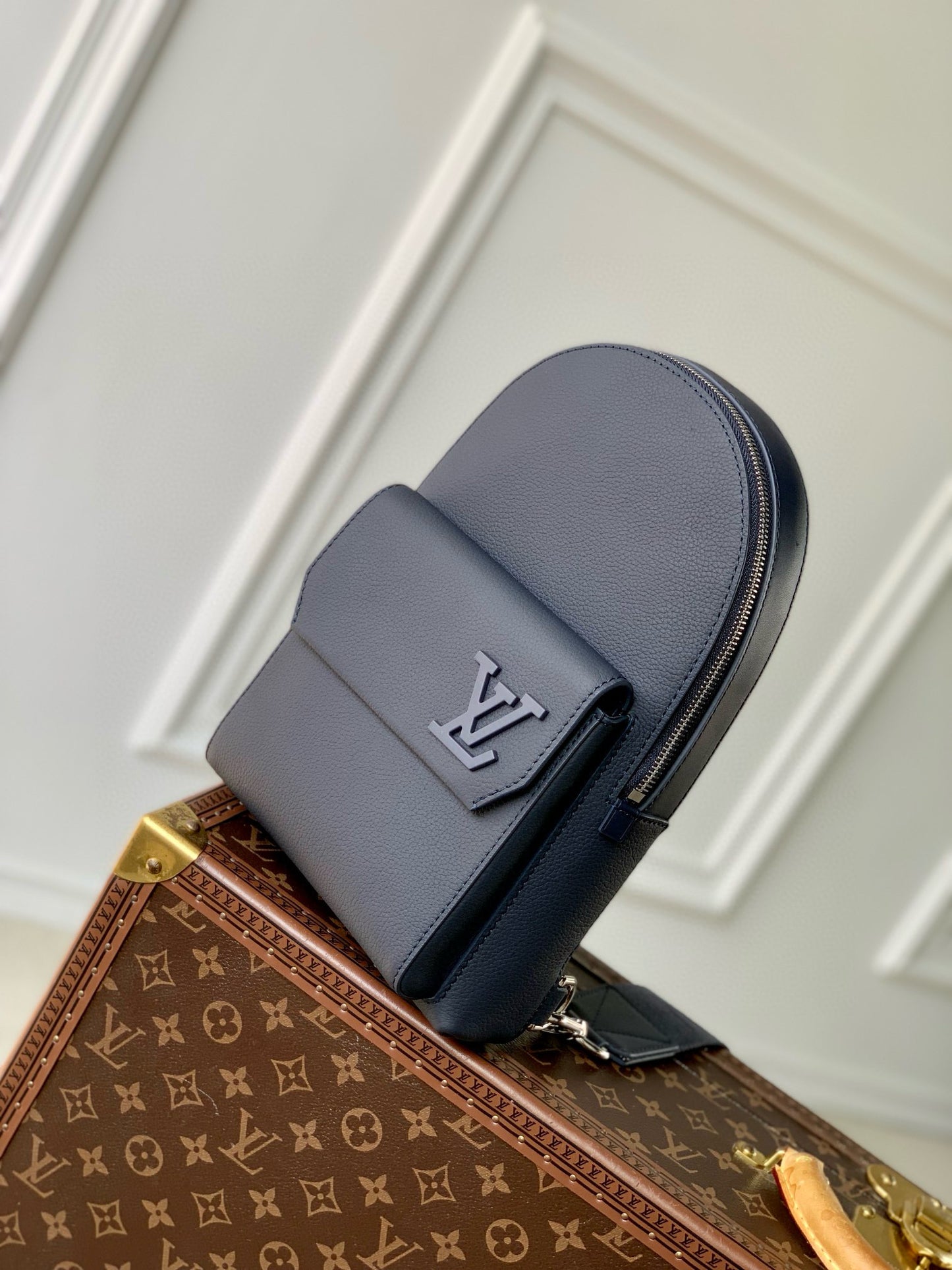 LOU PILOT SLINGBAG