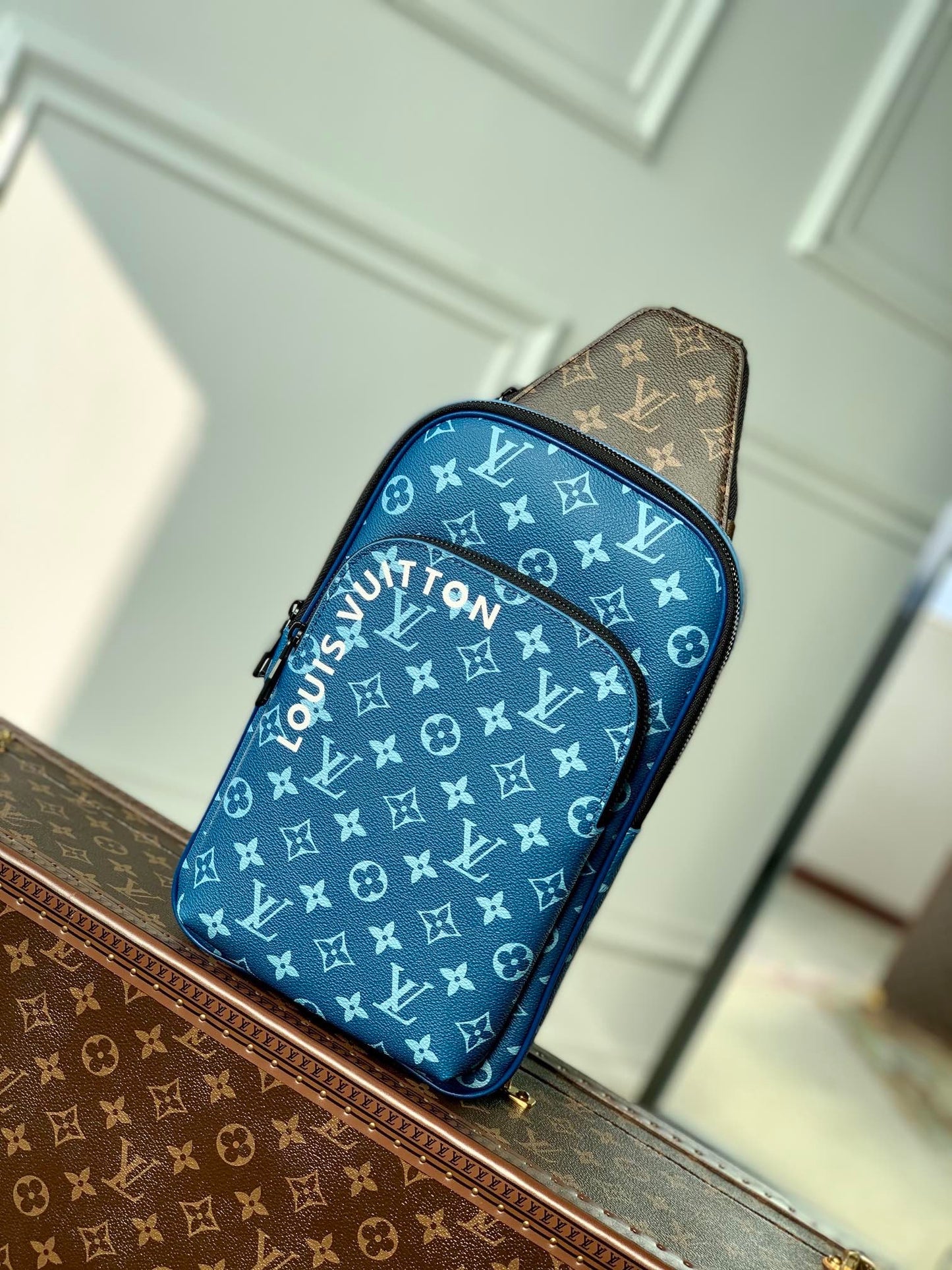 LOU NM AVENUE SLINGBAG