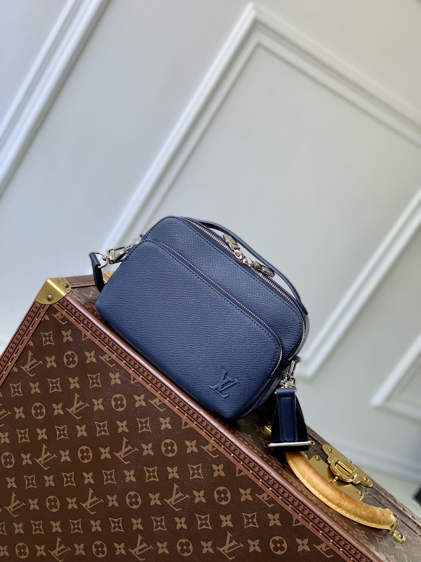 LOU AVENUE MESSENGER BAG