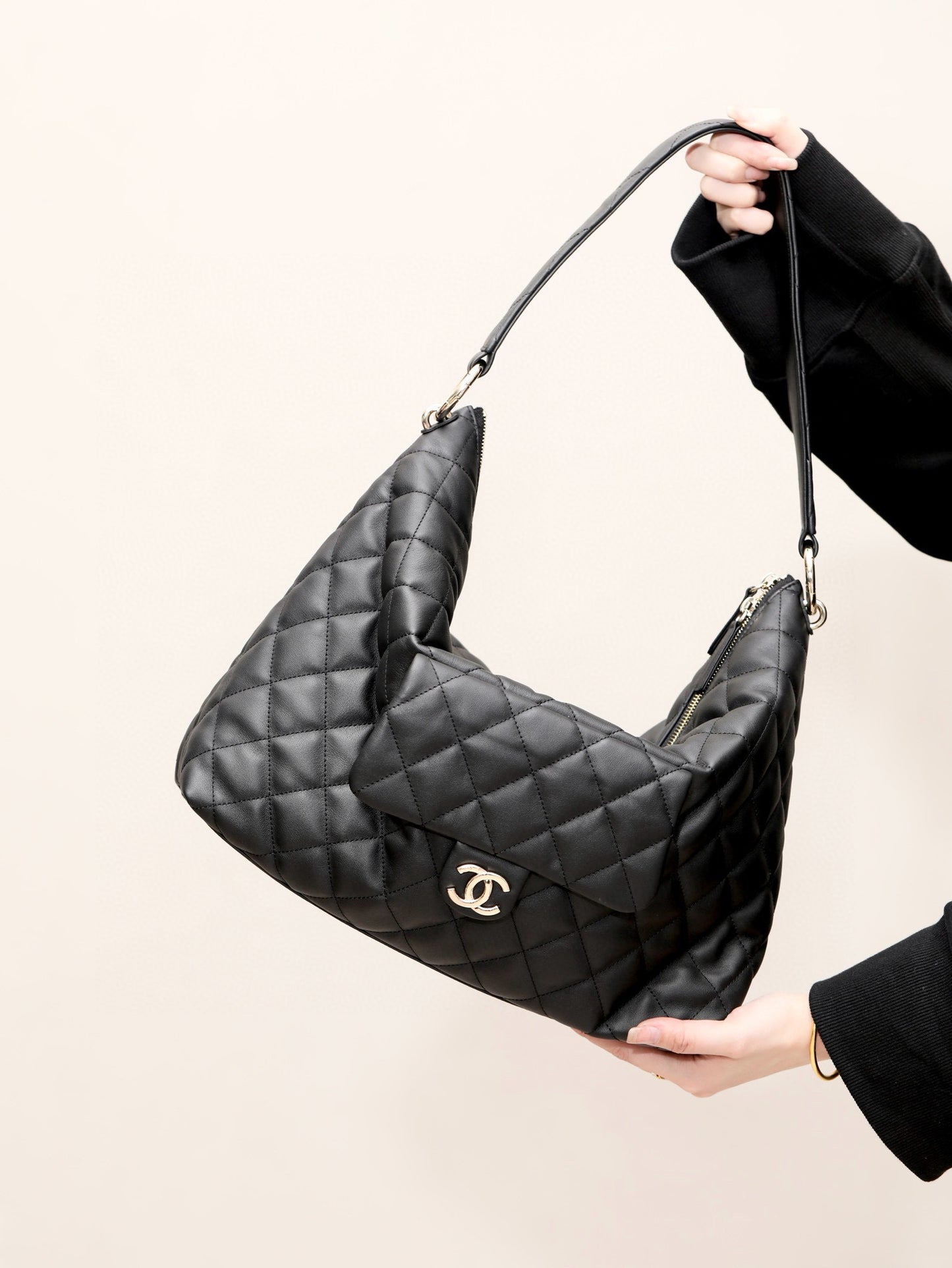CC 23B MAXI HOBO BAG