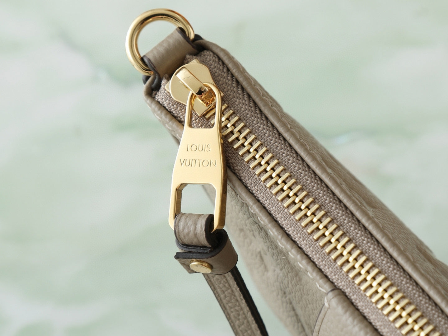 LOU EASY POUCH ON STRAP