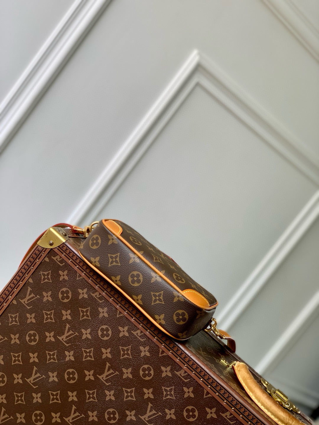 LOU TROCADERO WEARABLE WALLET
