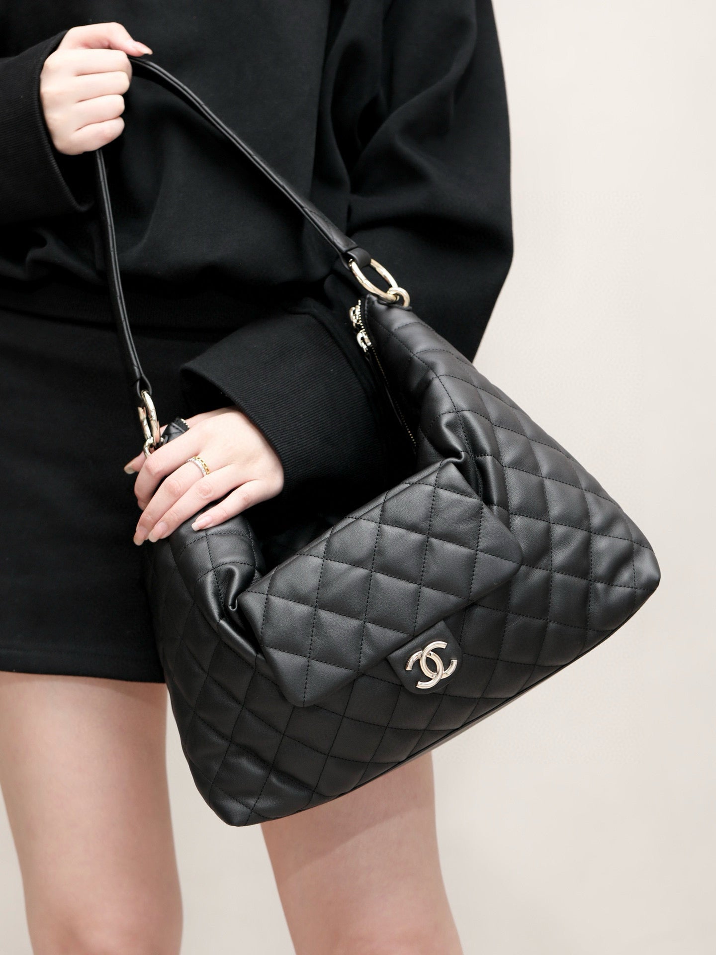 CC 23B MAXI HOBO BAG
