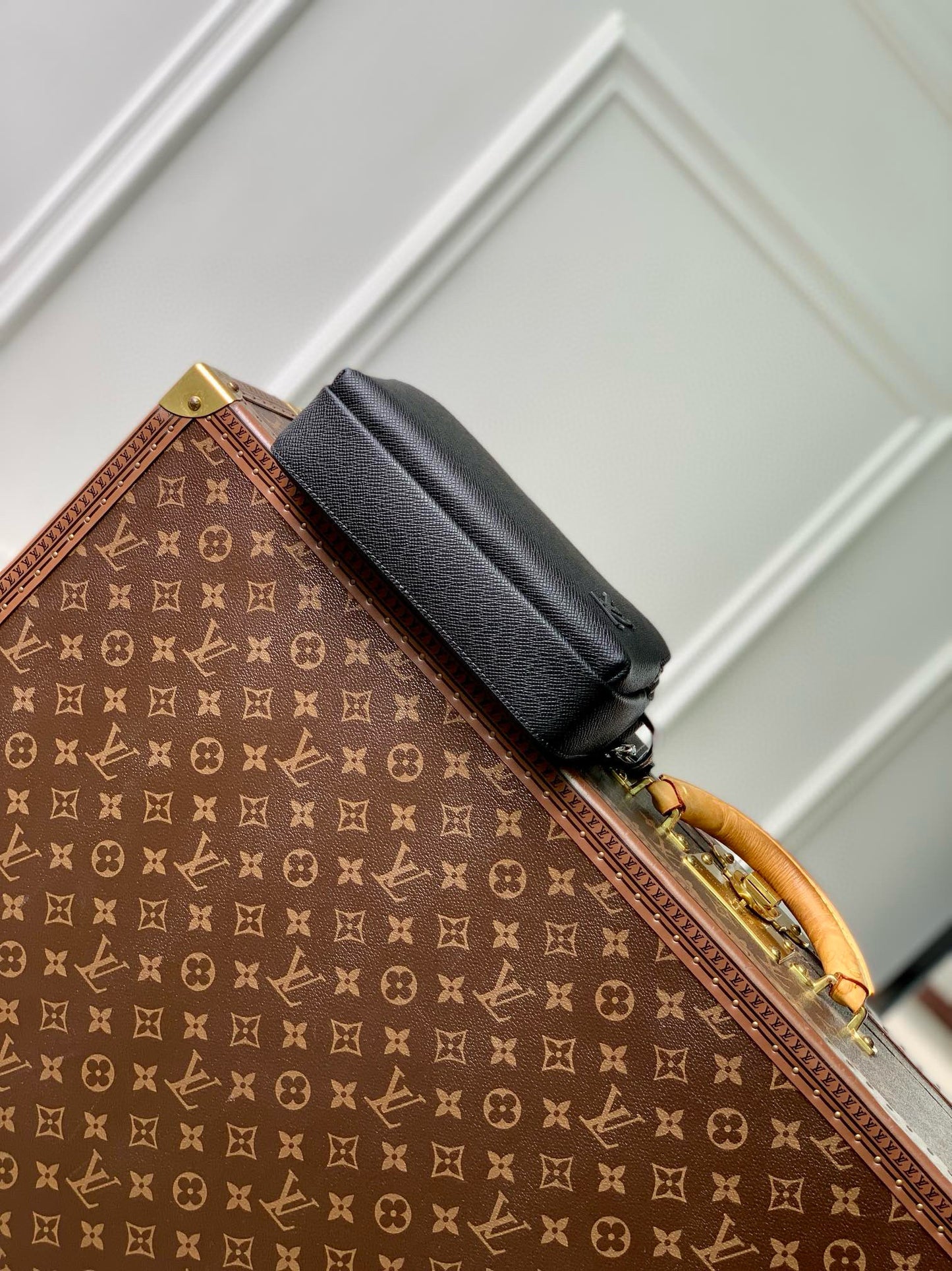 LOU AVENUE MESSENGER BAG
