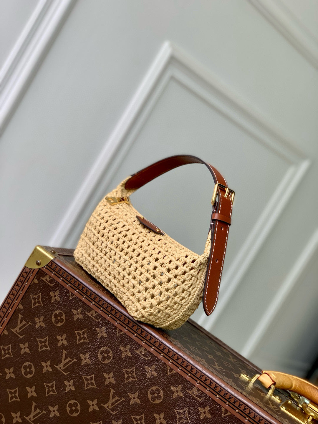 LOU HILLS POCHETTE BAG