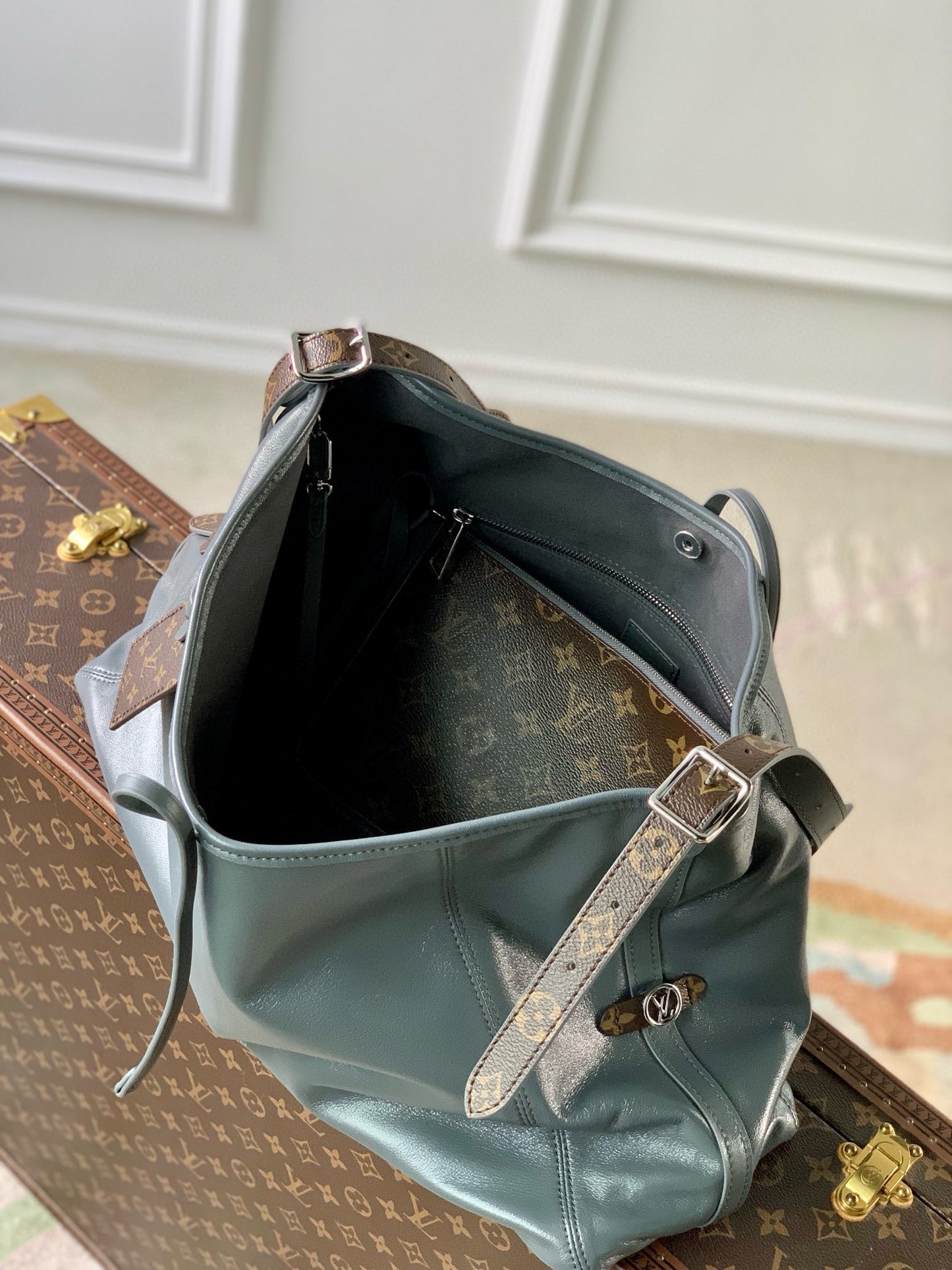 LOU CARRYALL VIBE MM BAG