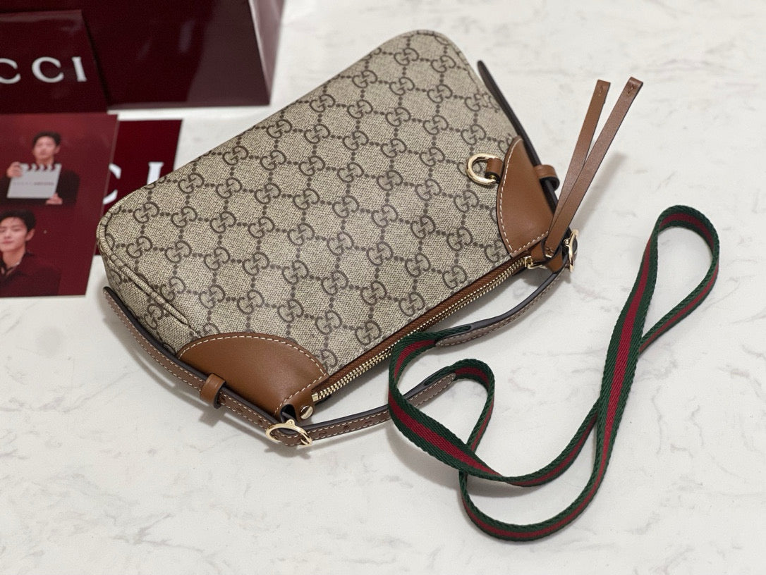 GG EMBLEM SMALL SHOULDER BAG