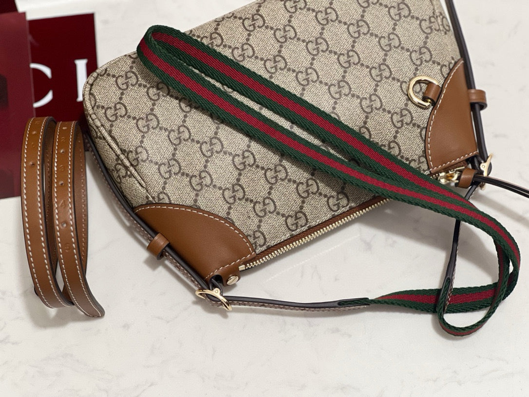GG EMBLEM SMALL SHOULDER BAG