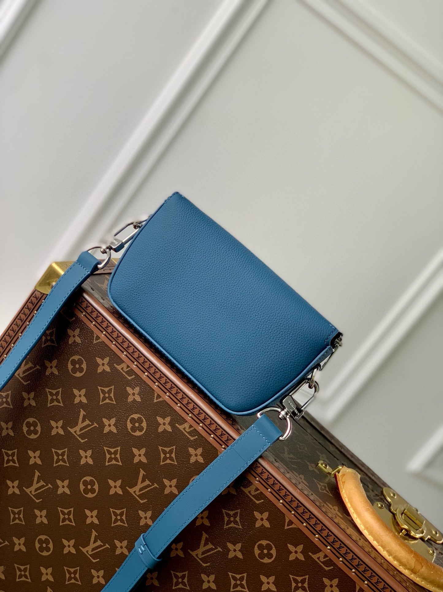 LOU PILOT WEARABLE WALLET