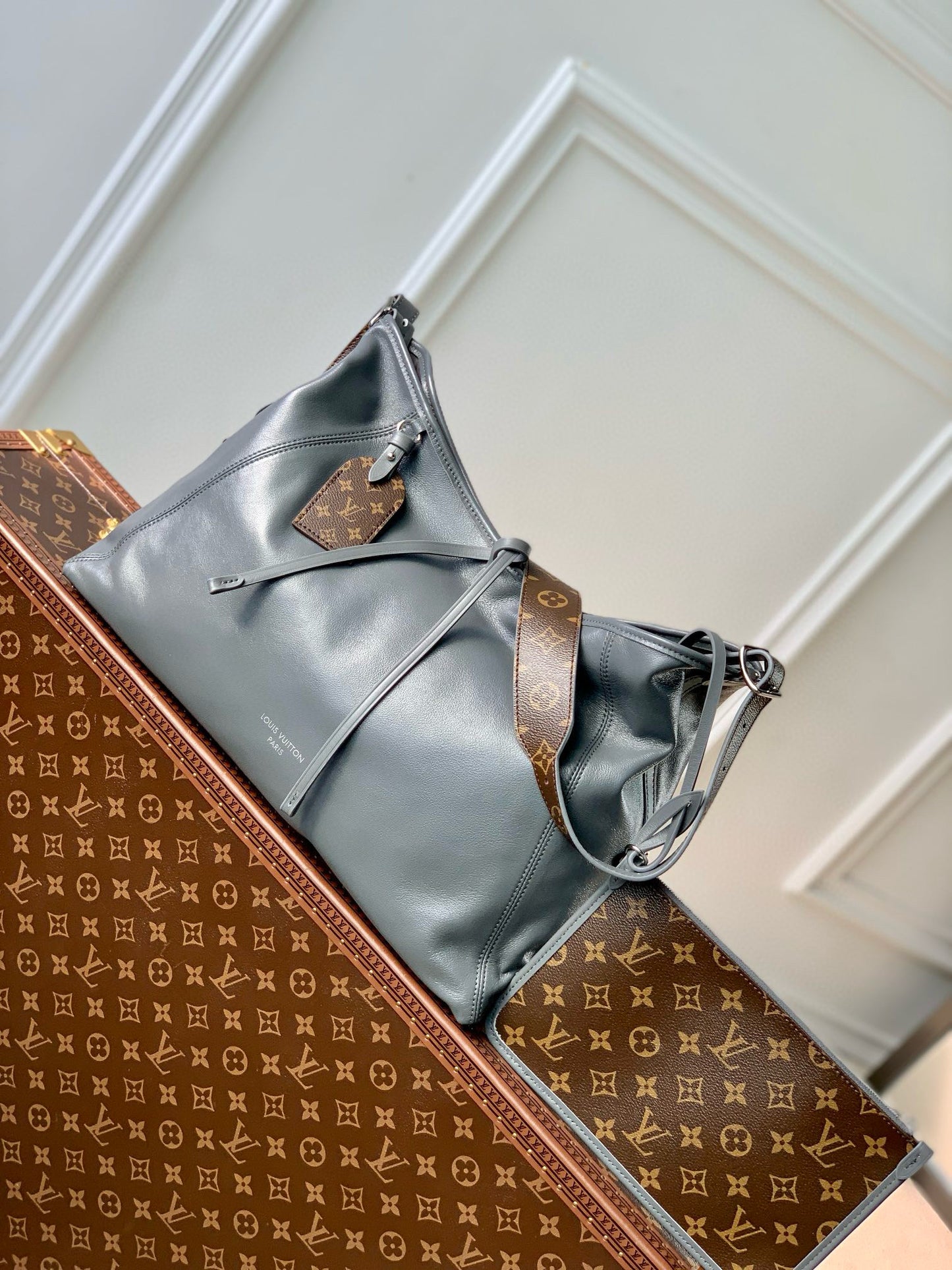LOU CARRYALL VIBE MM BAG