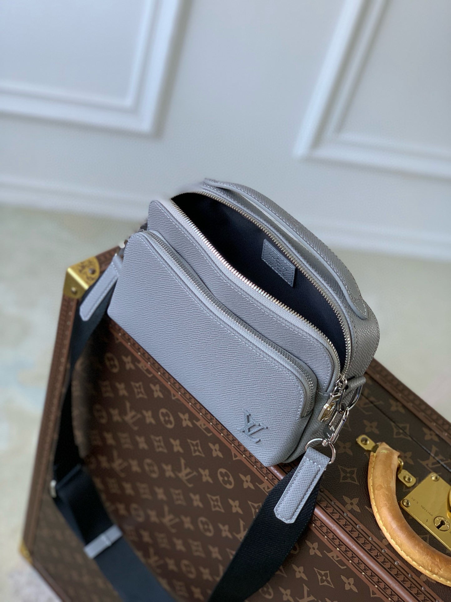 LOU AVENUE MESSENGER BAG