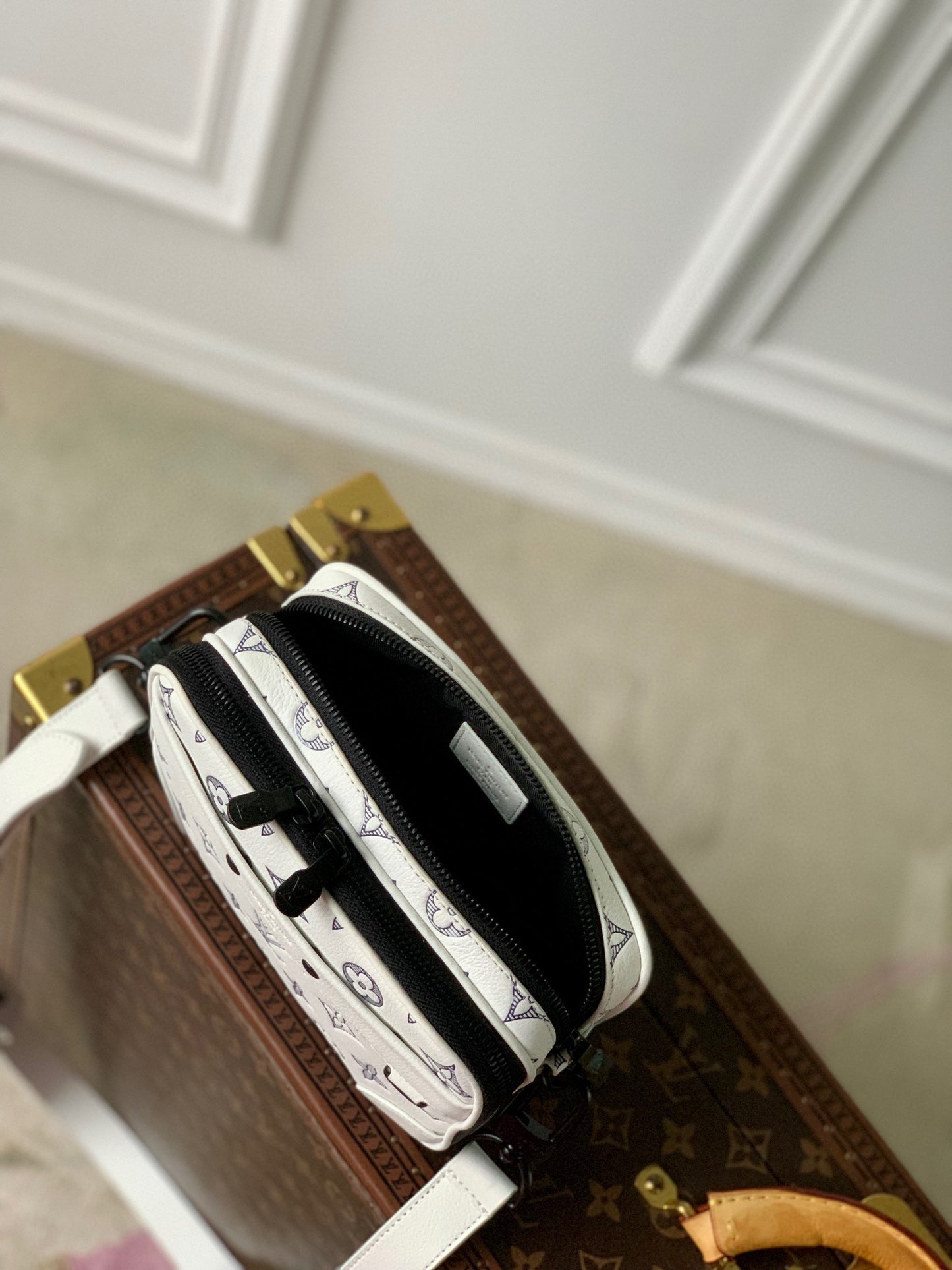 LOU ALPHA WEARABLE WALLET
