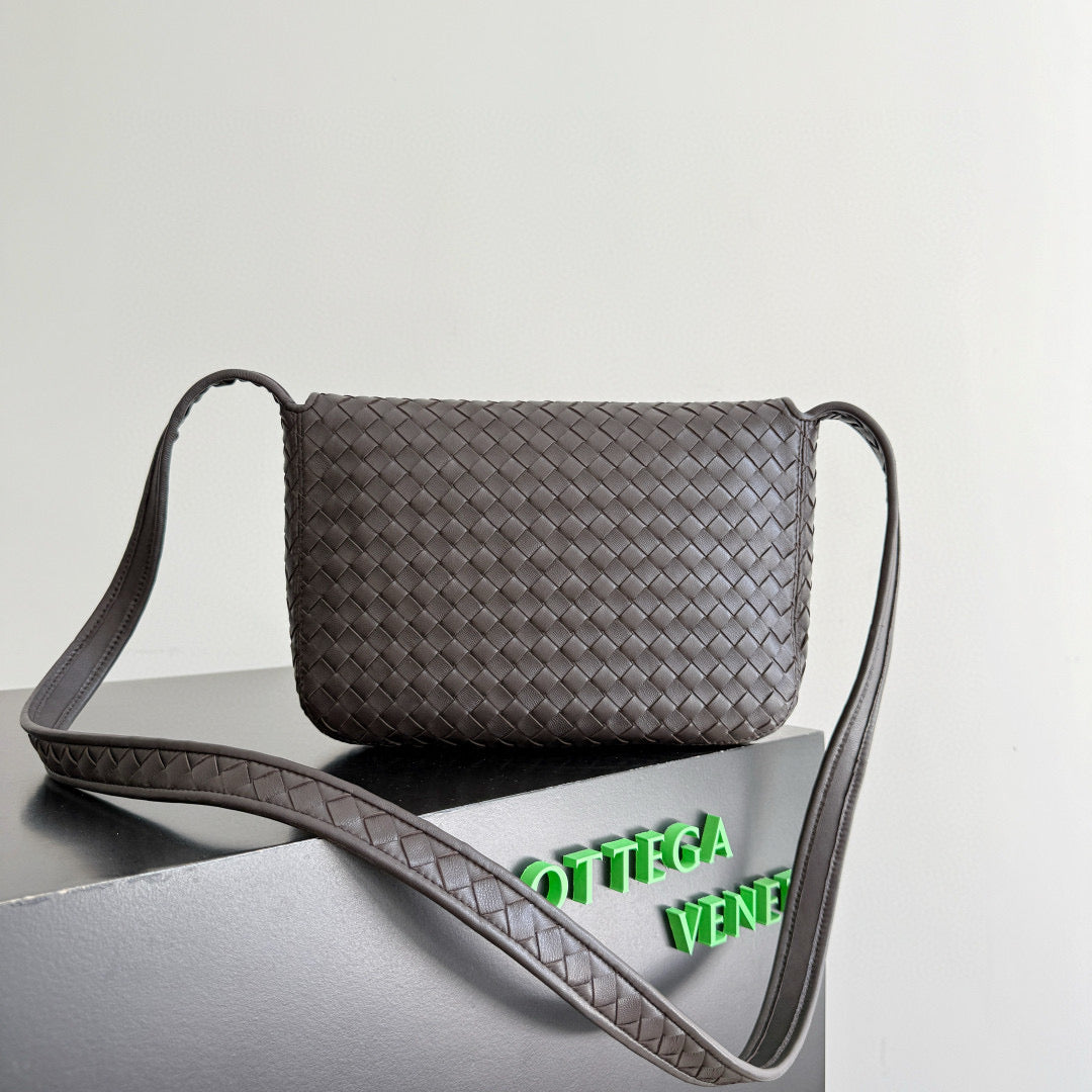 BOTT V VENETO FLAP MESSENGER BAG