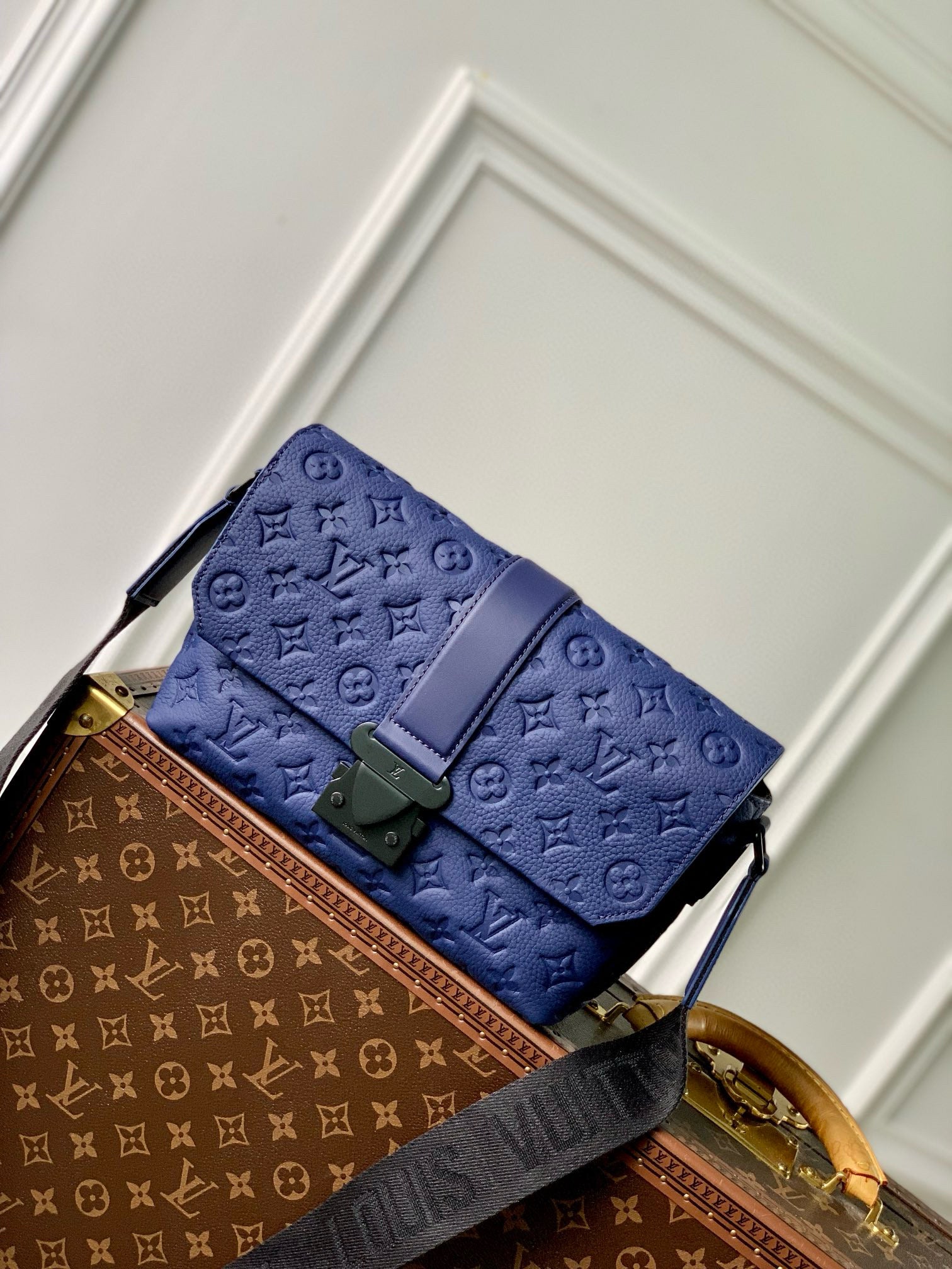 LOU IS V U I T T O Nケープ LOU S-CAPE MESSENGER BAG LOU IS V U I T T O Nケープ LOU S-CAPE MESSENGER BAG