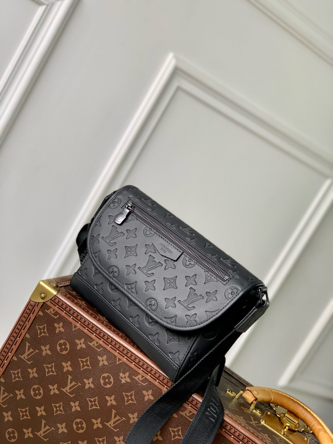 LOU PULSE MESSENGER BAG