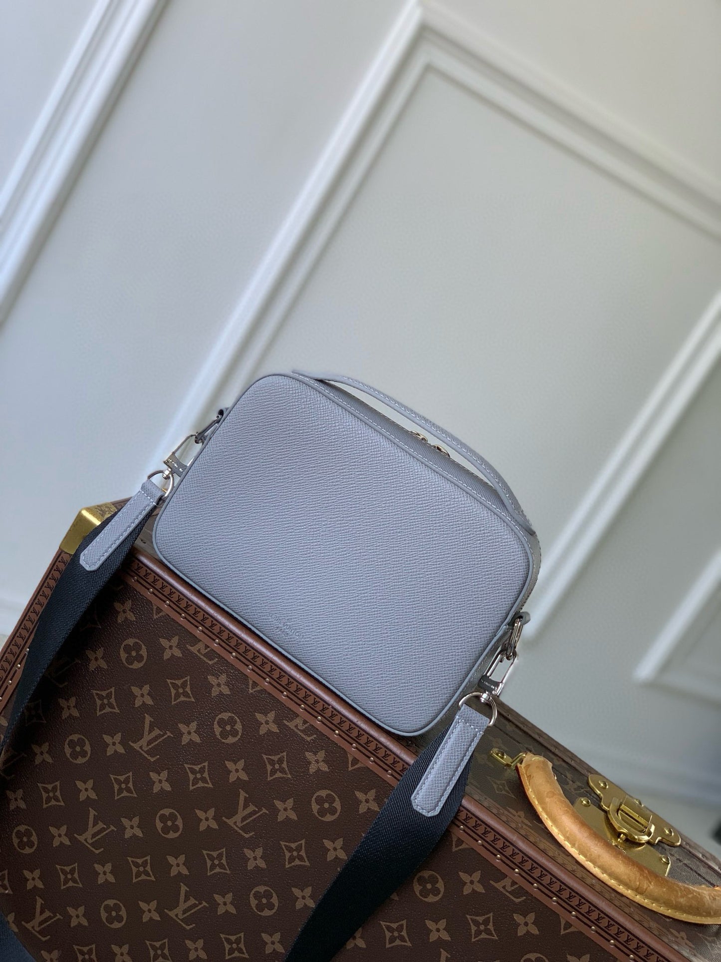 LOU AVENUE MESSENGER BAG