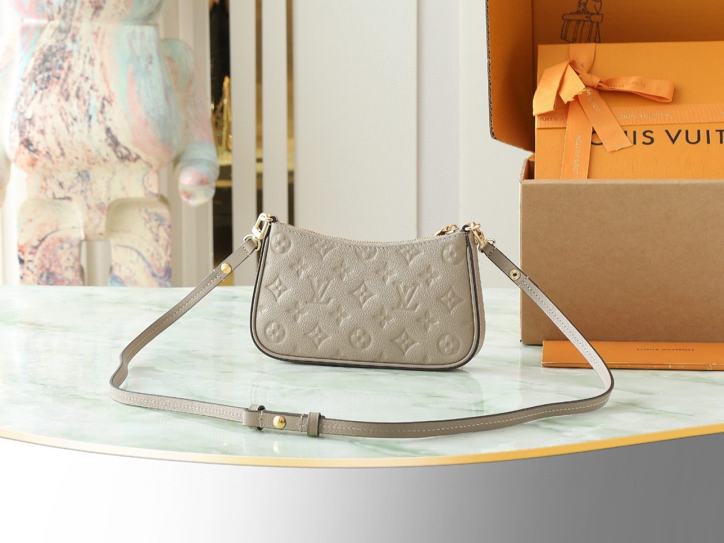 LOU EASY POUCH ON STRAP