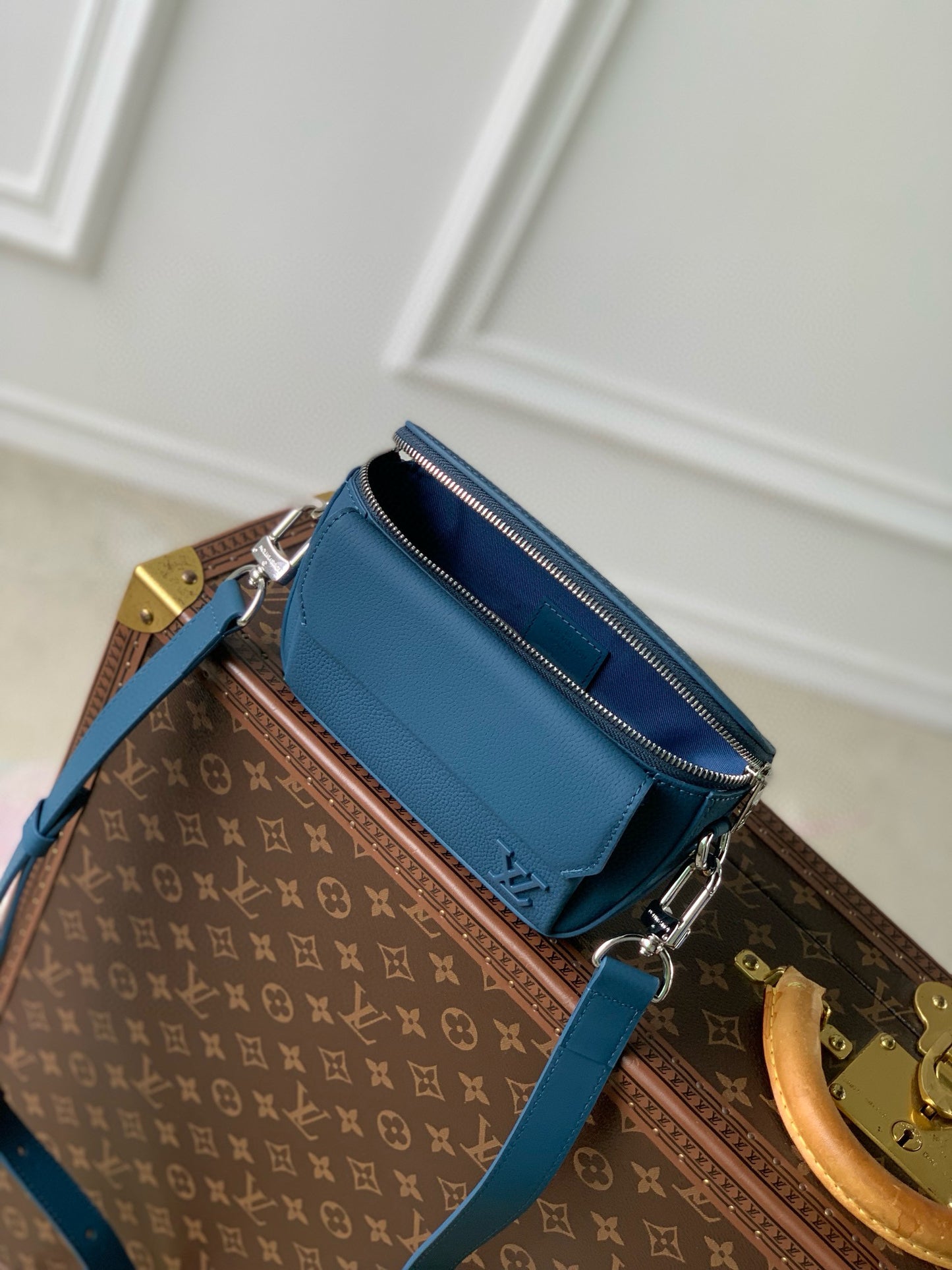 LOU PILOT WEARABLE WALLET